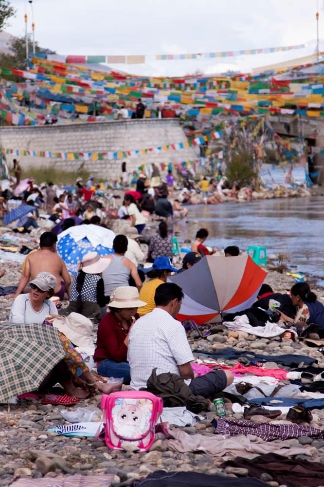 Lhasa people arrived at river bank of suburb,as those tents were ready, people were laughing, playing around and getting undressed, a happy Bathing Festival was officially begun.