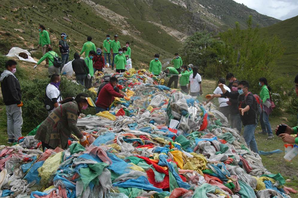 Hard work pays off,all garbage and old flags are gathered at the foot of Phabongkha Hill,rented truks will carry these to refuse landfill.