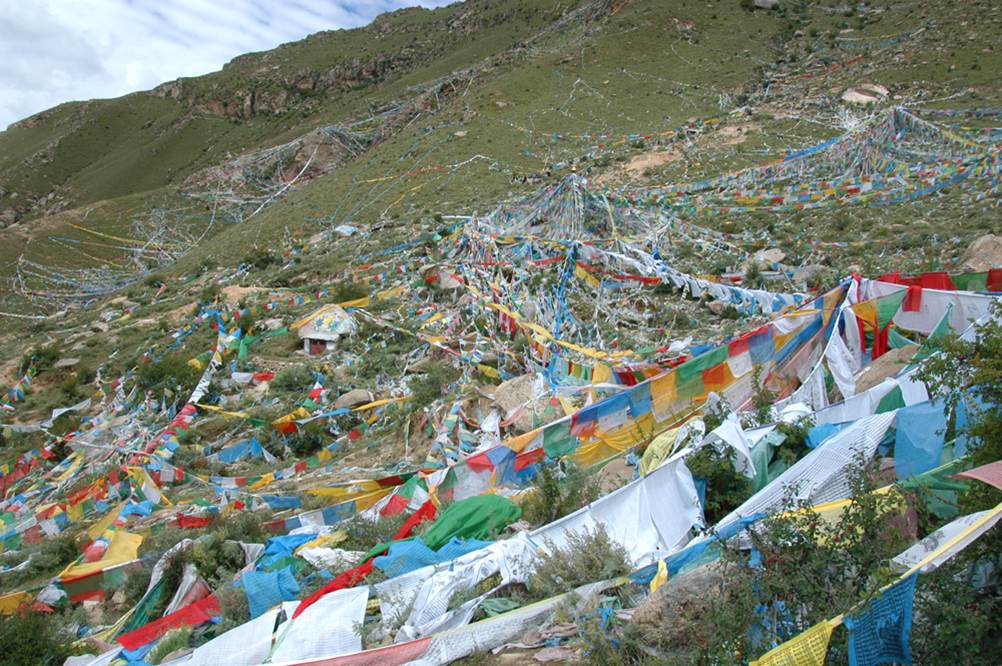 Phabongkha temple, in which Tibetan characters are invented, is one of the holy places of Tibetan people. Devout people worship the temple and hang prayer flags on the Phabongkha hill.