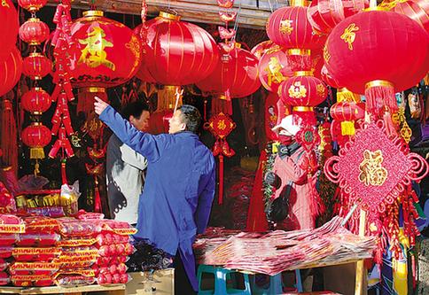 1月10日，市民在拉萨太阳岛市场选购对联、灯笼、中国结等年货