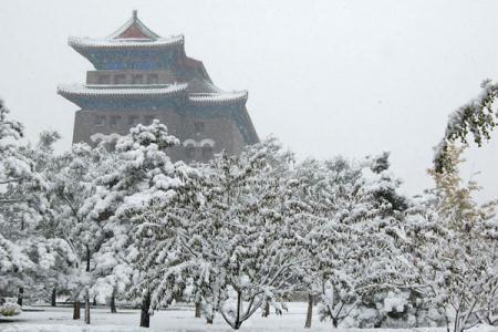 A heavy snow transformed Beijing into a winter wonderland on Oct 31, giving late-night Halloween goers an extra spook. It is the earliest first snow in Beijing in 22 years. [Photo:China.org.cn] 