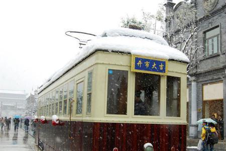 A heavy snow transformed Beijing into a winter wonderland on Oct 31, giving late-night Halloween goers an extra spook. It is the earliest first snow in Beijing in 22 years. [Photo:China.org.cn] 