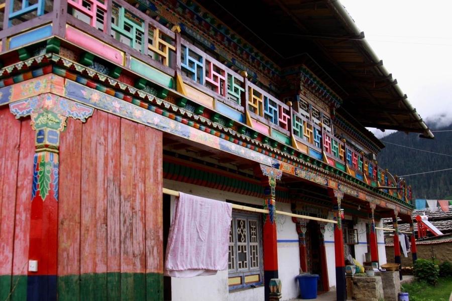 Family hostels here are with traditional Tibetan style.