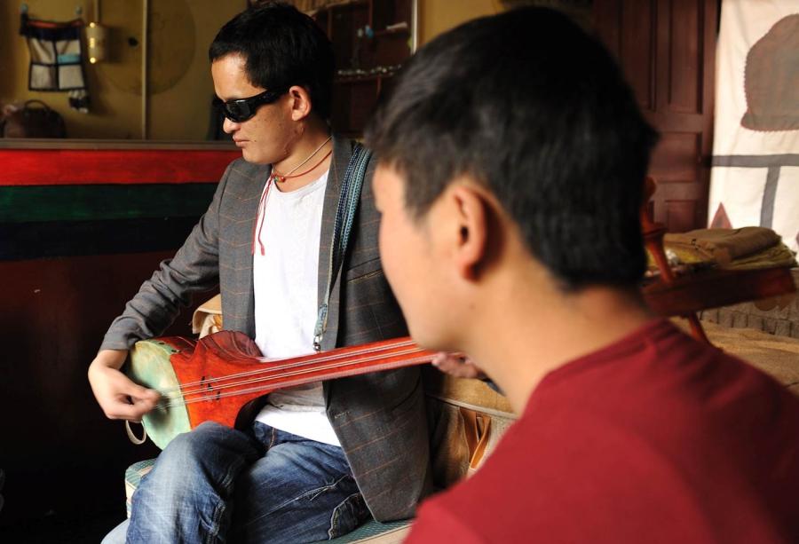 Pedma Wangchug, one of the massagers who is also good at play Tibetan guitar, has taken part in many domestic competitions and won several prizes, too.