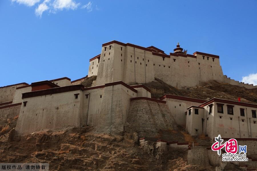 Photo shows the Zongshan Castle in Gyangze County in Shigatse, southwest China