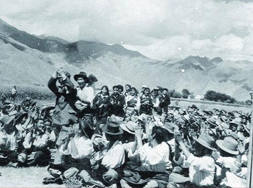 On July 13, 1959, tens of thousands of farmers in Dongkar gathered to celebrate commencement of the "three antis and two reductions" campaign. The picture shows Gao Tingchuan, a representative of the Dongkar Military Control Committee, entering the site.