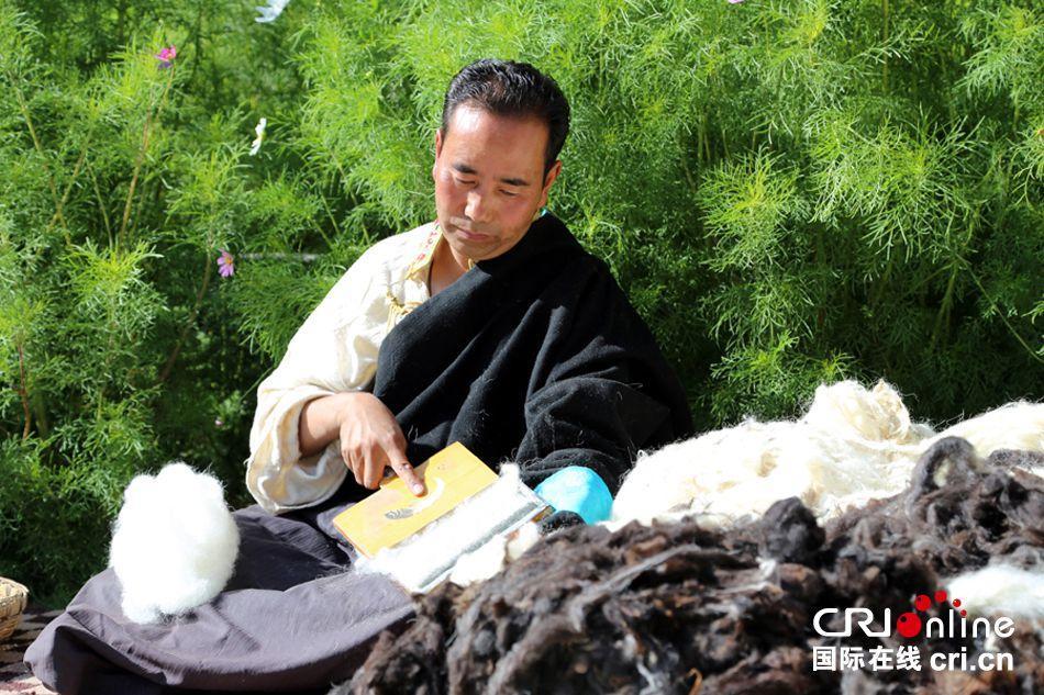 Craftsman brushes the wool.[Photo/Cri.cn]