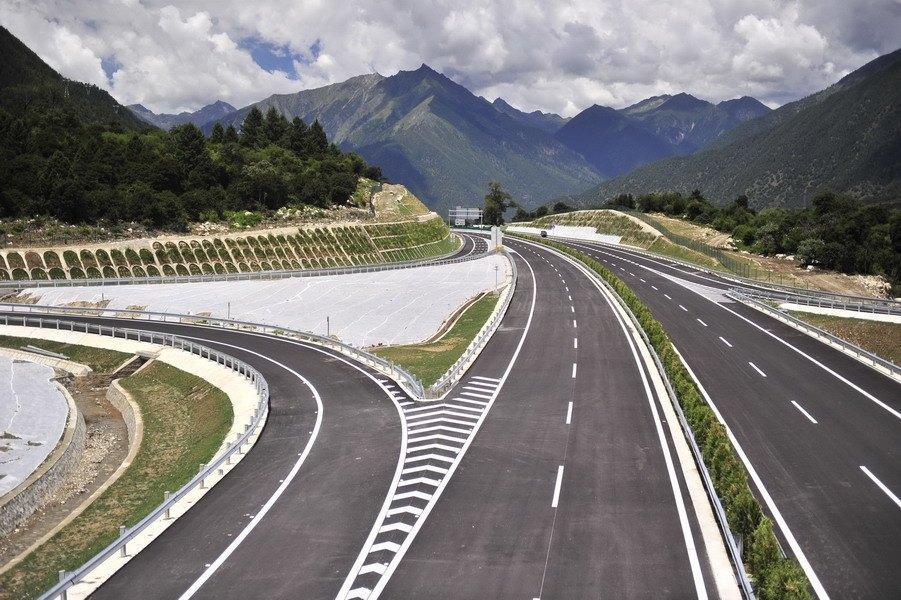 The Lhasa-Nyingchi Highway is under construction (Photo Taken on Aug. 8, 2015).