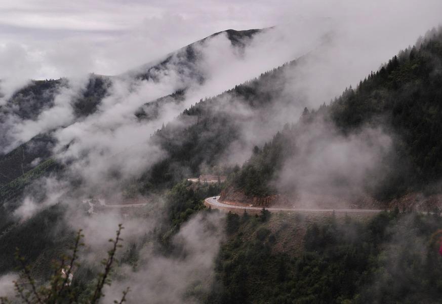 Scene of the Sichuan-Tibet Highway in Chamdo (Photo Taken on Aug. 4, 2015).