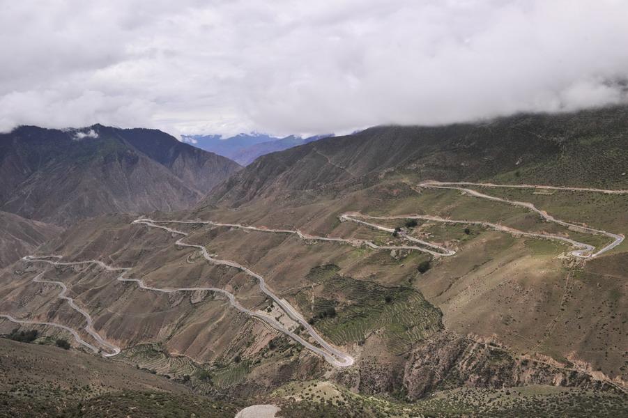 The 72 Curves of Nujiang River on the Sichuan-Tibet Highway (Photo Taken on Aug. 4, 2015).