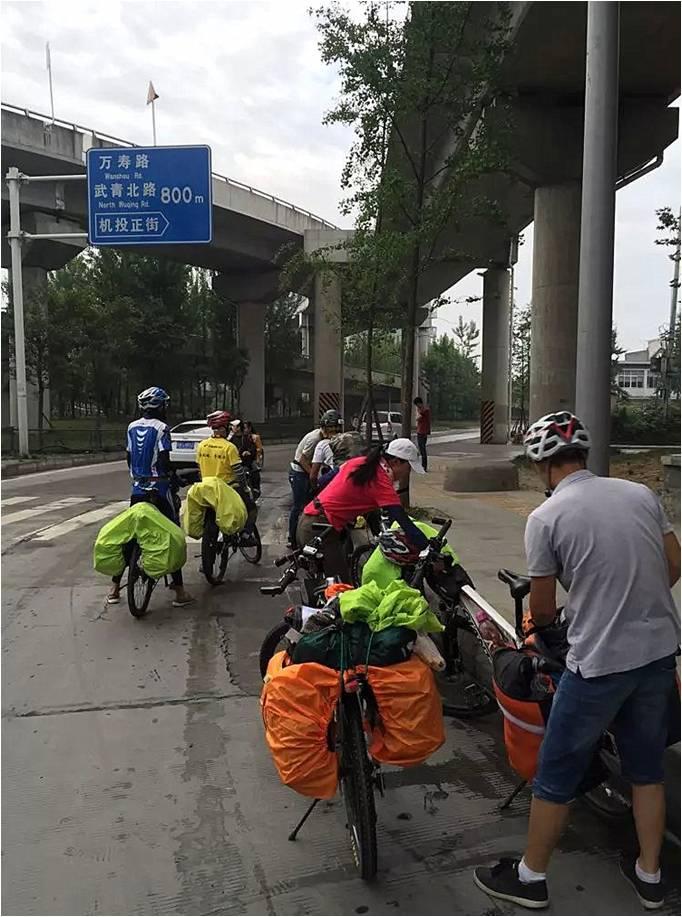On the 1st June, 2015 ,  a drizzling day, Uncle Zhong set out with his teammates. On the 10 o’ clock , they already  rode 60 kilometers.  A 24-year-old boy and Uncle Zhong were ahead.