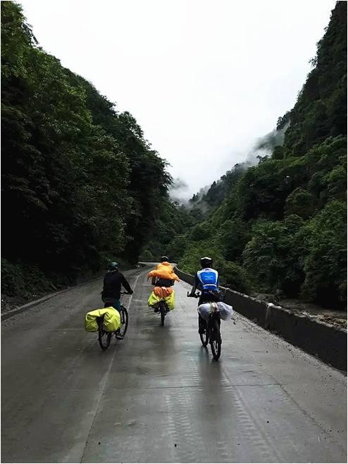 Uncle Zhong said, “ When rode through the Erlang Mountain Highway Tunnel that had an altitude of 1300 meters, I was so excited.”