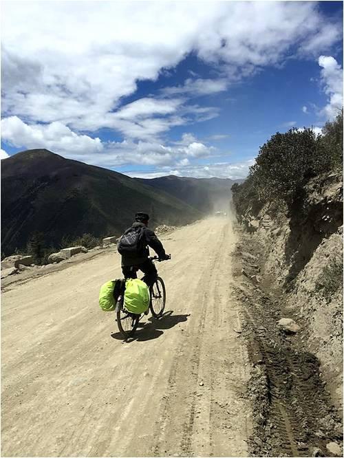Giving a day off, Uncle Zhong began to ride across the Gursi Mountain, along which had 21-kilometer uphill. Having 5-minute rest up to the mountain, they reached the peak on 10:30 p.m., 3 hours in total.