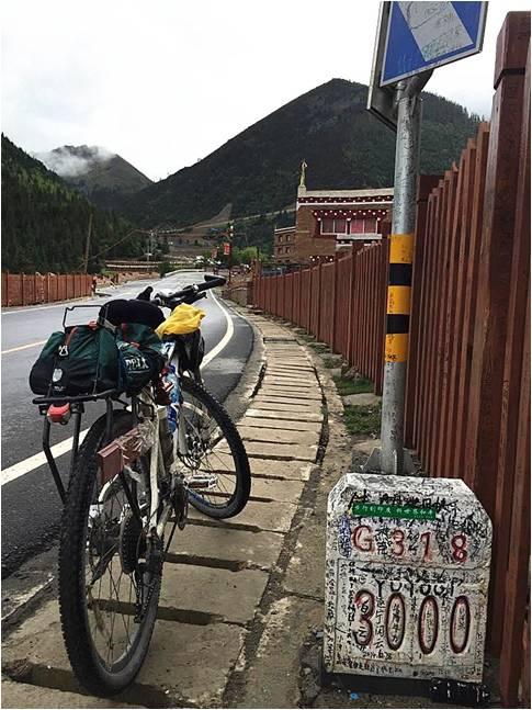 From Yajiang to Xianggezong Village, they had to ride across the Jiangziwan Mountain that has 17-kilometer upslope. After 6-meter riding,  it was drizzling. Uncle Zhong hung in and finally arrived at destination on 6:30 p.m.