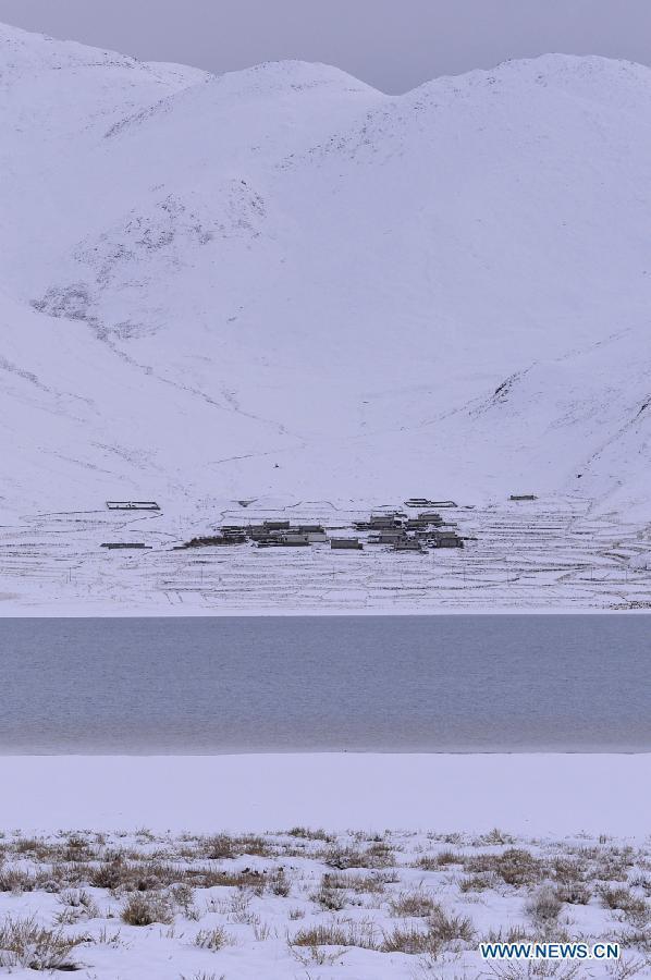 Photo taken on Oct. 31 shows the snow scenery at the Yamdrok Lake in Nagarze County of Shannan Prefecture, southwest China's Tibet Autonomous Region.