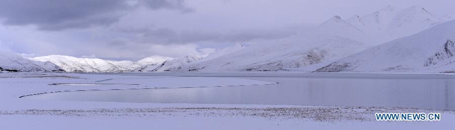 Photo taken on Oct. 31 shows the snow scenery at the Yamdrok Lake in Nagarze County of Shannan Prefecture, southwest China's Tibet Autonomous Region.