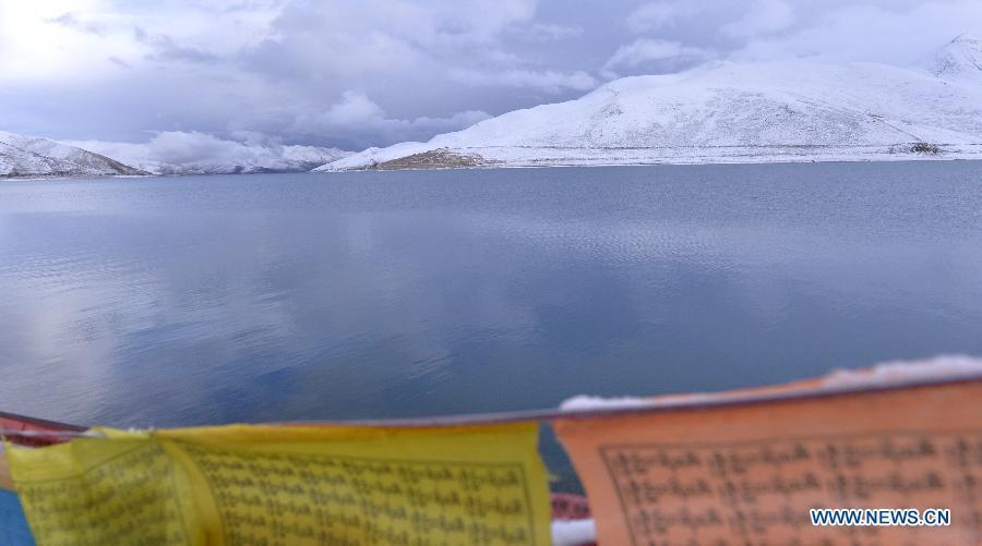 Photo taken on Oct. 31 shows the snow scenery at the Yamdrok Lake in Nagarze County of Shannan Prefecture, southwest China's Tibet Autonomous Region.