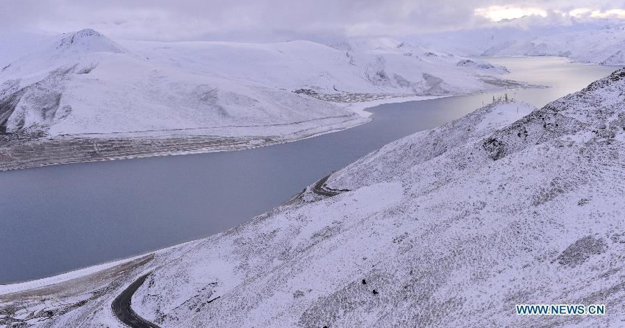 Photo taken on Oct. 31 shows the snow scenery at the Yamdrok Lake in Nagarze County of Shannan Prefecture, southwest China's Tibet Autonomous Region.