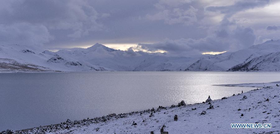 Photo taken on Oct. 31 shows the snow scenery at the Yamdrok Lake in Nagarze County of Shannan Prefecture, southwest China's Tibet Autonomous Region.