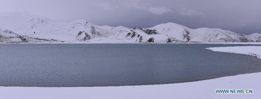 Photo taken on Oct. 31 shows the snow scenery at the Yamdrok Lake in Nagarze County of Shannan Prefecture, southwest China's Tibet Autonomous Region.