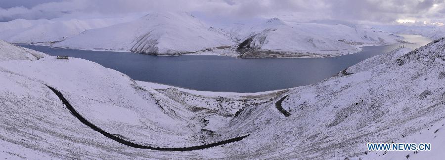 Photo taken on Oct. 31 shows the snow scenery at the Yamdrok Lake in Nagarze County of Shannan Prefecture, southwest China's Tibet Autonomous Region.