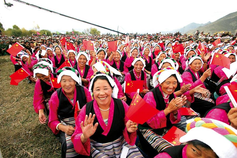 Photo shows peasents from Yamda Village,Dohlung Dechen County,Lhasa are celebrating the festival in the harvest field.[Photo/Kelsang Jigme]