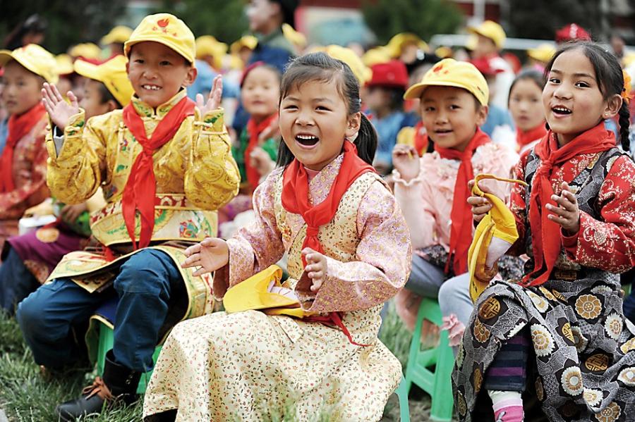 Children from primery school of Chengguan District, Lhasa are celebrating the Children