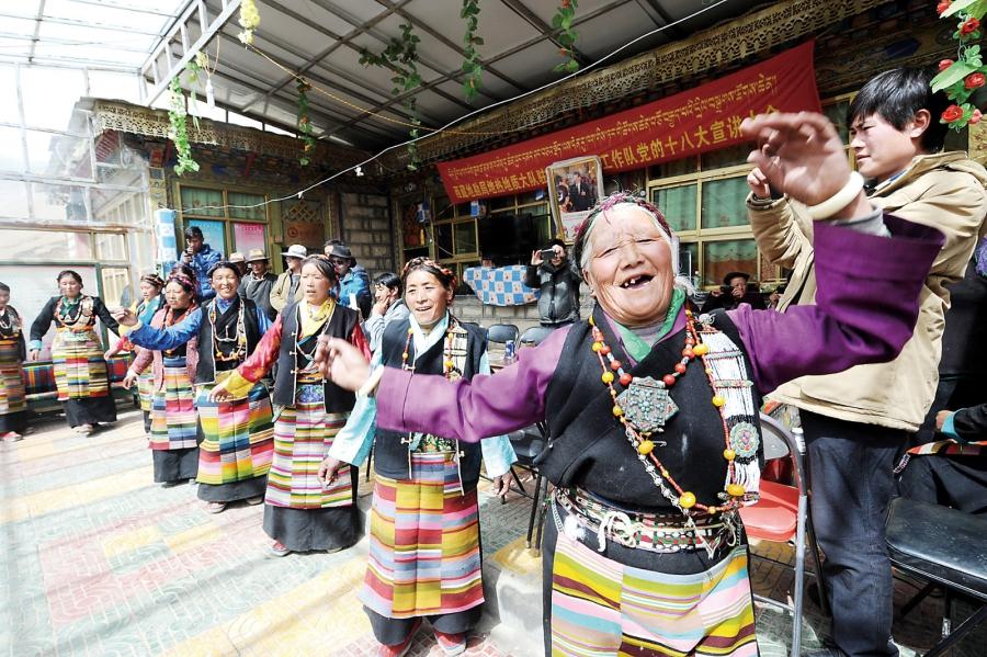 Women from Lungmar Village,  Gyantse County, Shigatse are dancing Tibetan Guozhuang and singing about their happy life.[Photo/Tenzin]