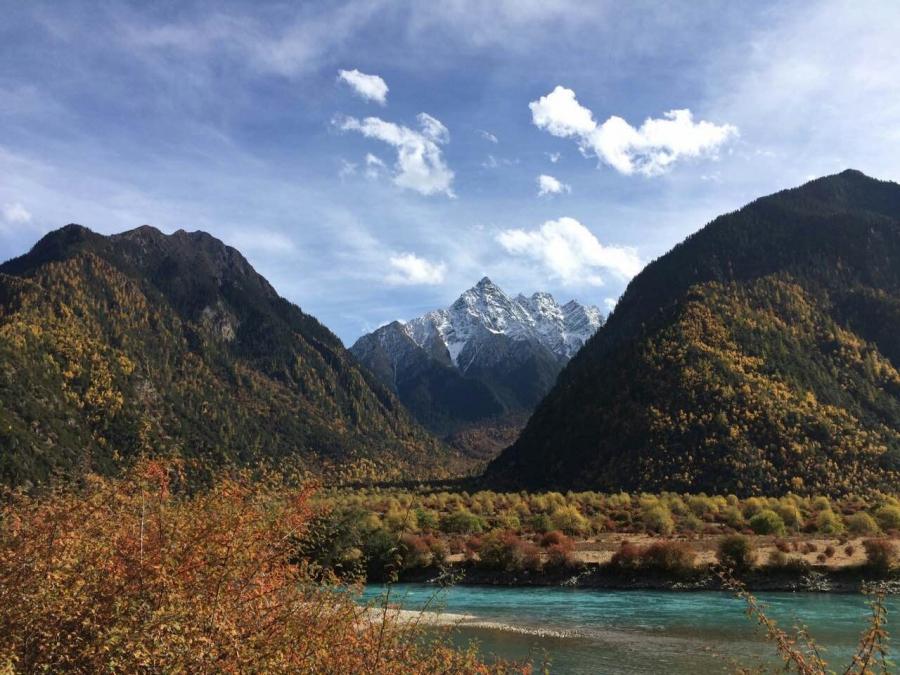 Draksum Tso Lake, meaning “three cliffs lake” in the Tibetan language, is the sacred lake of Nyingmapa as well as the largest fresh water barrier lake in the eastern part of Tibet. The lake definitely deserves that name: it is surrounded by mountains and enjoys a temperate climate.