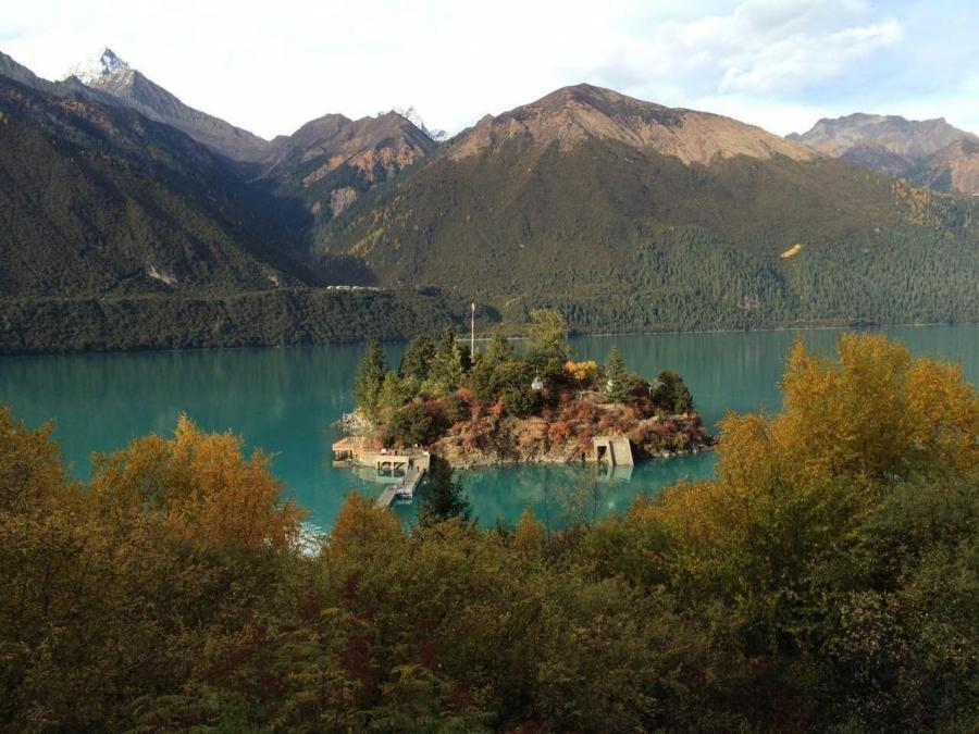 Draksum Tso Lake is located in Kongpo Gyamda County in Tibet’s Nyingtri Prefecture, 400 kilometers away from Lhasa.