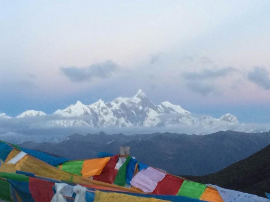 In autumn, the weather at Nanyigou is still unpredictable. Snow remains on the mountains all year round in the distance, and the night sky is filled with stars.