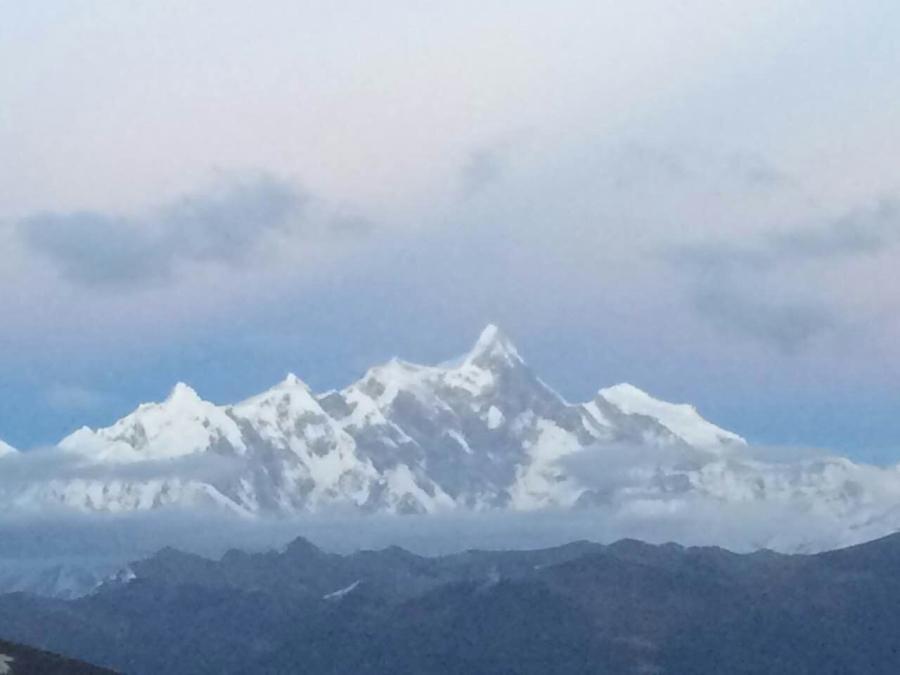 Every year from late October to the dry season of the following mid March, there is high visibility at the snowy peaks, especially when a spectacular view of the mountain shone by the sun can be seen .[Photo/Li Yang]