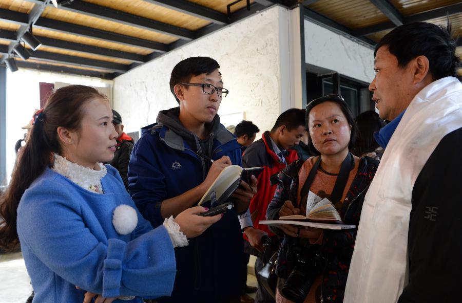 On November 7, 2015, the journalists from China News Agency are having an interview with a cadre who has been working in Tibet for 20 years. Although Tibet is high-cold and oxygen deficit, the journalists who record Tibet work in areas under the most harsh conditions and they tell the world what is happening on the plateau to let more people know about Tibet and the lives of Tibetan people.[Photo/Jue Guo]