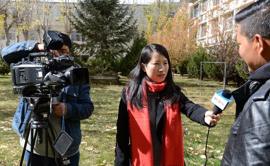 On November 7, 2015, the journalists from XZTV are having an interview on the street in Lhasa. Although Tibet is high-cold and oxygen deficit, the journalists who record Tibet work in areas under the most harsh conditions and they tell the world what is happening on the plateau to let more people know about Tibet and the lives of Tibetan people.[Photo/Jue Guo]