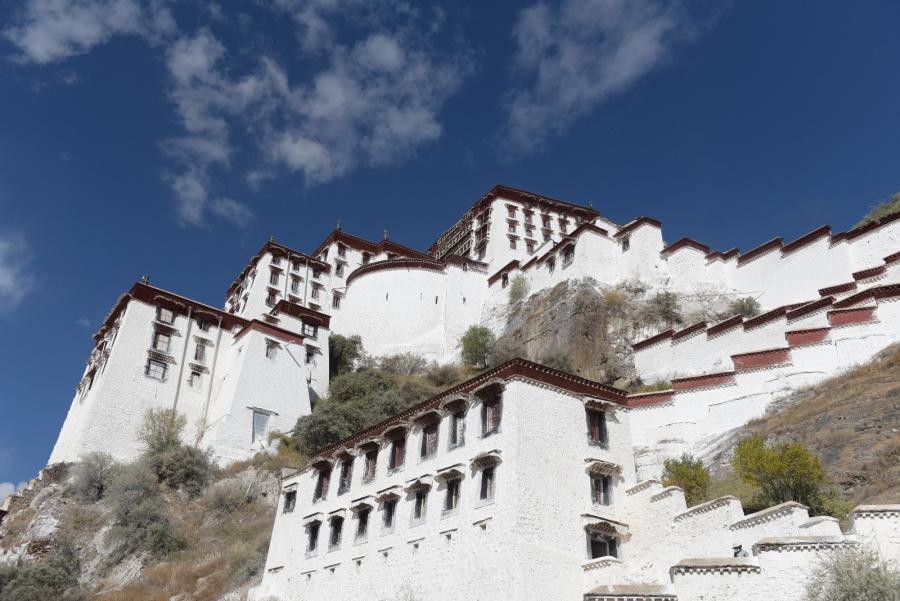 With an altitude of 3,700 meters, Potala Palace, located in Lhasa, the capital of southwest China’s Tibet Autonomous Region, is listed as the World Cultural Heritage and the National 4A Level Tourism Scenic Spots. Every year, Potala Palace is painted after the rain season, which has already become a tradition.