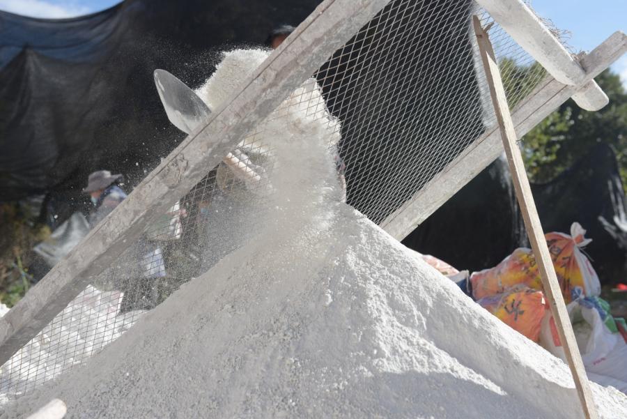 After crushing the gypsum, workers separate stone rough gypsum from gypsum.