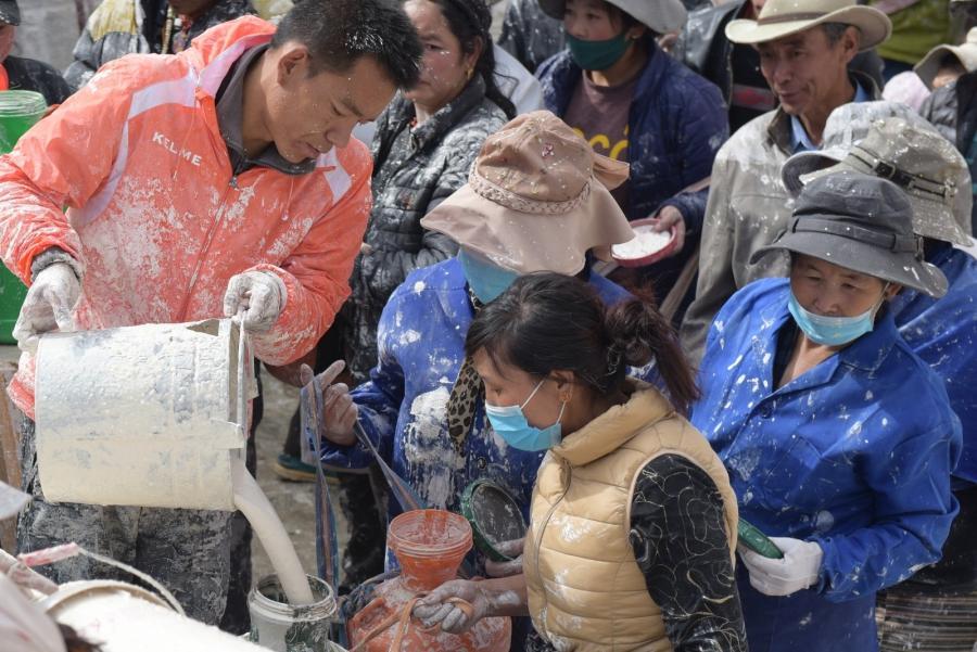 When the Potala Palace is painted, more than 60 citizens in Lhasa are willing to help. With the workers in Potala Palace Administration, there are over 150 people in total for renovation. 