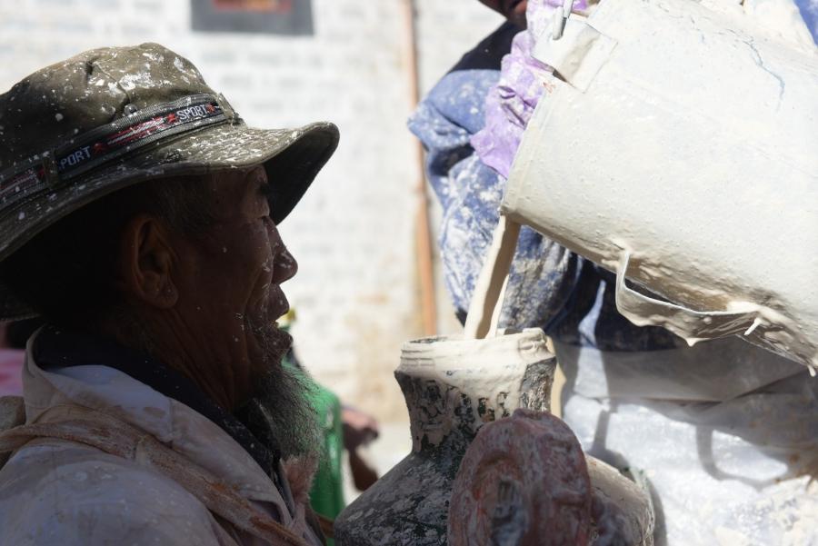 For workers who paint the Potala Palace, this is a happy and honorable work.