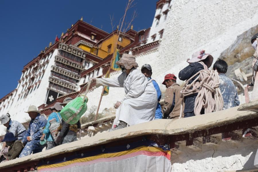 Workers who are busy with painting the Potala Palace mainly want to make a contribution to the protection of historical relic.