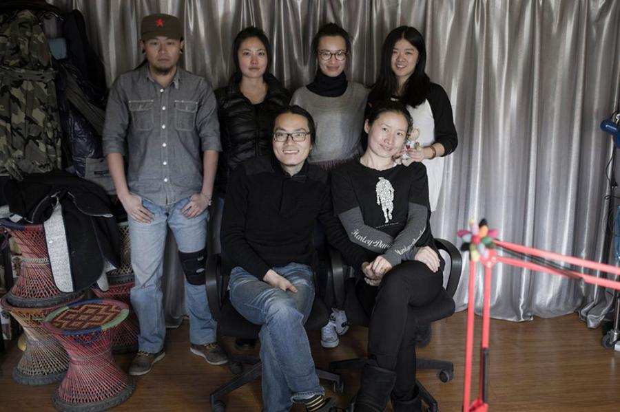 his is a family photo of the Pure Land Tattoo Studio. The studio owner Chenzi(R) and Habbie’s master Zhang Sanfeng are sitting in the front row, and senior fellow apprentice Hu Jingxuan(the first on the left), assistant Mogu(the second on the left), studio manager Guaishou(the second on the right) and Habbie(the first on the right) are standing in the back row.