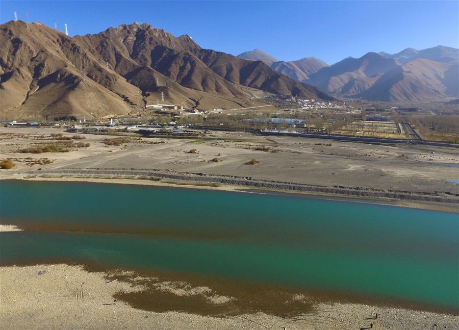 Photo taken on November 14, 2015 shows the Lhasa River in southwest China’s Tibet Autonomous Region. The Lhasa River in early winter is like a jade inlaid at the river valley. [Photo/Liu Dongjun]