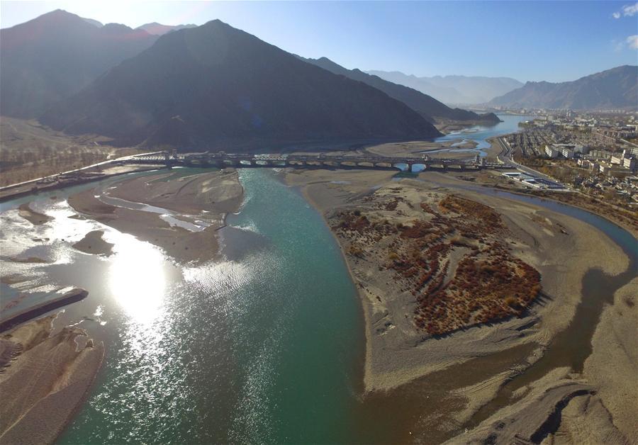 Photo taken on November 14, 2015 shows the Lhasa River in southwest China’s Tibet Autonomous Region. The Lhasa River in early winter is like a jade inlaid at the river valley. [Photo/Liu Dongjun]