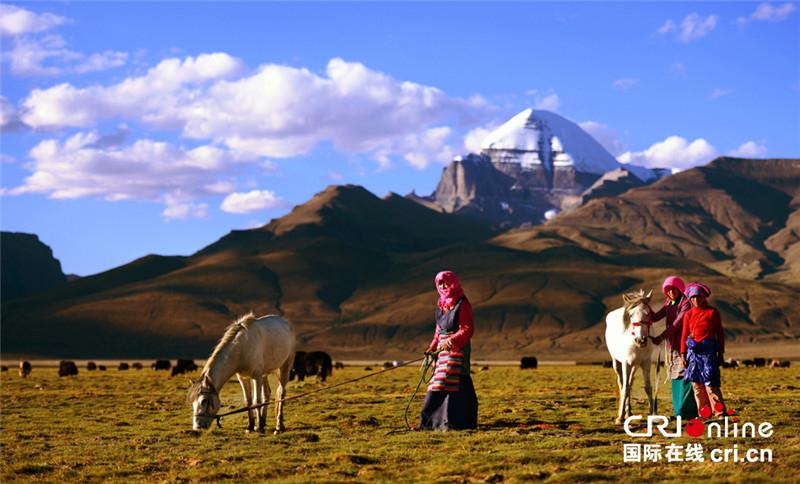 Photo shows the beautiful scenery of Lake Manasarovar, southwest China’s Tibet Autonomous Region. With an average elevation exceeding 4,500 metres (14,800 ft), the Tibetan Plateau is sometimes called "the Roof of the World" and is the world’s highest and largest plateau, with an area of 2,500,000 square kilometres (970,000 sq mi). Tibet is famous for its magnificent natural scenery.