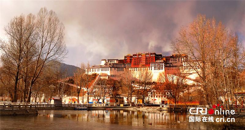 Photo shows the scenery of Potala Palace, southwest China’s Tibet Autonomous Region. The Tibetan Plateau, also known in China as the Qinghai–Tibet Plateau, is a vast elevated plateau in Central Asia and East Asia, covering most of the Tibet Autonomous Region and Qinghai Province in western China.