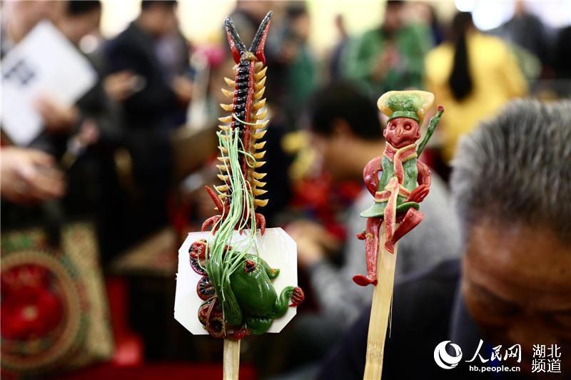 Tianmen sugar sculpture. (Photo Source: people.cn)​2015 Yangtze River Intangible Cultural Heritage Exhibition opens on Nov. 21, 2015 in central China’s Hubei province. A total of 11 provinces and municipalities alongside the Yangtze River including Tibet, Qinghai, Sichuan, Yunnan, Chongqing, Hunan, Jiangxi, Anhui Jiangsu, Shanghai and Hubei were invited to attend the exhibition.The spectacular skills of 589 intangible cultural heritage inheritors have attracted over 40,000 tourists come to the exhibition. Liling under-graze porcelain, Huashan paper cutting, Tianmen sugar sculpture (also known as sugar figure blowing art), and Dongba culture etc., were presented at the exhibition.(Source: people.cn)