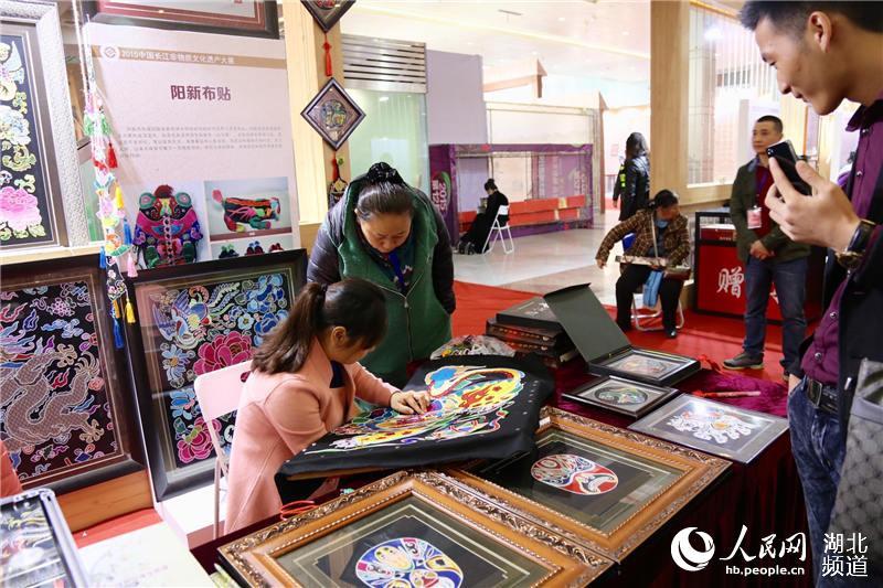 Hubei Yangxin cloth-pasting art. (Photo Source: people.cn)