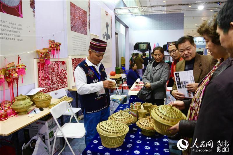 Bamboo-woven handicrafts of the Dai ethnic group are very welcomed at the exhibition. (Photo Source: people.cn)