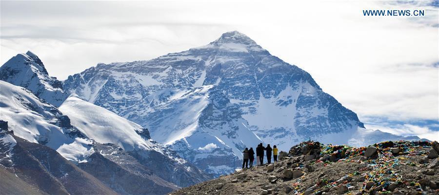 Photo taken on Nov. 23, 2015 shows a distant view of Mount Everest, the highest peak in the world which stands at an altitude of 8844.43 meters, in southwest China's Tibet Autonomous Region.