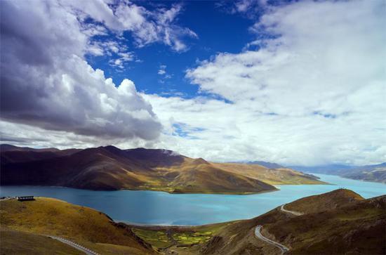 Yamdrok Lake is a freshwater lake in Tibet, it is one of the three largest sacred lakes in Tibet. The lake is surrounded by many snow-capped mountains and is fed by numerous small streams.