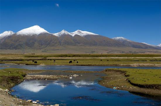 ​Lake Yamdrok freezes in winter. According to local mythology, Yamdok Yumtso lake is the transformation of a goddess.The lake is revered as a talisman and is said to be part of the life-spirit of Tibet.